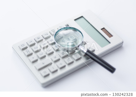 銀色計算器和放大鏡 130242328
