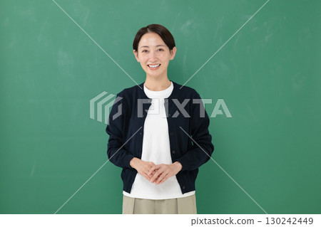 站立在黑板前面的婦女 130242449