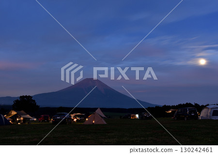 一邊露營一邊欣賞富士山腳下升起的滿月 130242461