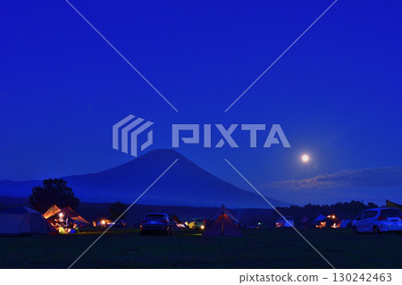一邊露營一邊欣賞富士山腳下升起的滿月 一邊露營一邊欣賞富士山腳下升起的滿月 130242463