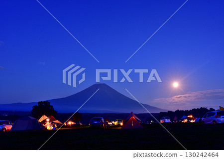 一邊露營一邊欣賞富士山腳下升起的滿月 一邊露營一邊欣賞富士山腳下升起的滿月 130242464