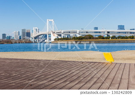 從Odaiba海灘公園的彩虹橋 從Odaiba海灘公園的彩虹橋 130242809