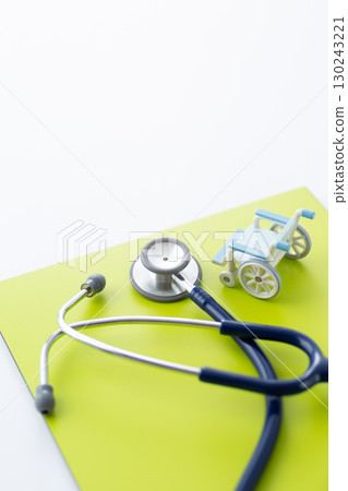 聽診器、活頁夾和輪椅 130243221