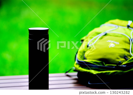 公園桌上的水瓶 130243282