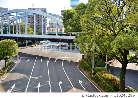 從櫻木町住吉橋眺望橫跨櫻木町一丁目交叉口的根岸線鐵道橋 130243299