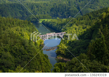 從福島縣只見川第一橋眺望的景色和只見線 從福島縣只見川第一橋眺望的景色和只見線 130243319