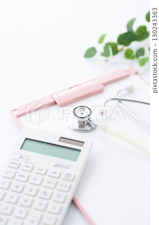 聽診器、活頁夾和計算器 130243363