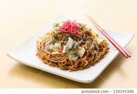 新鮮出爐的熱騰騰的炒麵配上醬汁,是一道經典的家常麵條,配以醃薑和紫菜。 新鮮出爐的熱騰騰的炒麵配上醬汁,是一道經典的家常麵條,配以醃薑和紫菜。 130243386