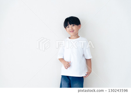 穿 T 恤的男孩 130243596