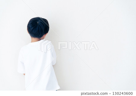 穿 T 恤的男孩 130243600