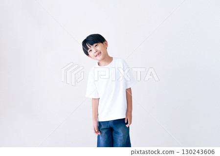 穿 T 恤的男孩 130243606