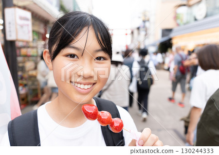 一名少女在鎌倉觀光時邊吃邊玩 一名少女在鎌倉觀光時邊吃邊玩 130244333