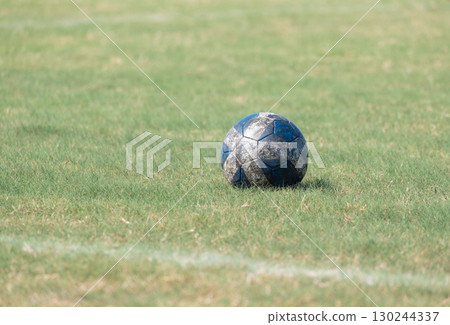 滾動在草坪的足球 130244337
