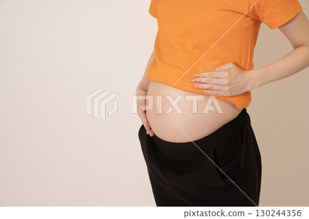 女性的胃懷孕8個月 130244356