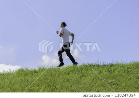 一名年輕人沿著多摩川河岸奔跑 130244384