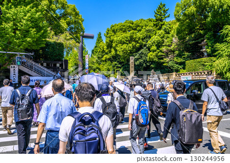 戰爭結束紀念日,日本東京的街景……幾乎沒有人……我們永遠不能忘記那一天的悲劇……=8月,在靖國神社前 戰爭結束紀念日,日本東京的街景……幾乎沒有人……我們永遠不能忘記那一天的悲劇……=8月,在靖國神社前 130244956