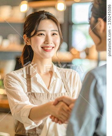 微笑的女人握手 微笑的女人握手 130245086