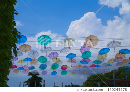 五顏六色的雨傘和天空 130245278