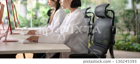 白人婦女 130245393