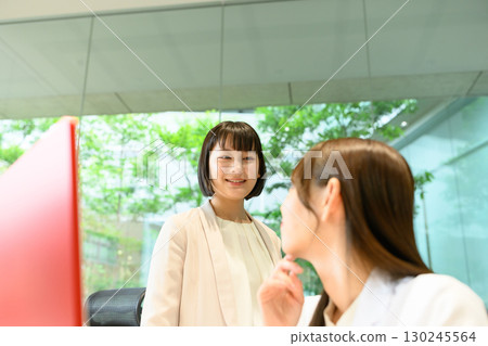 Business woman having a conversation 130245564