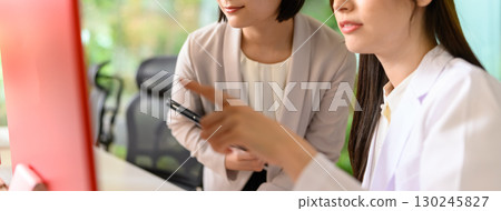一名穿白大褂的女子和一名穿夾克的女子 130245827