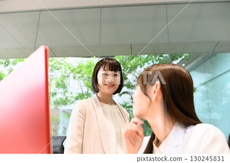 談話的女商人 130245831