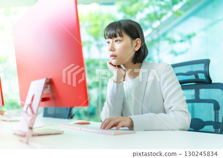 工作的女人 130245834