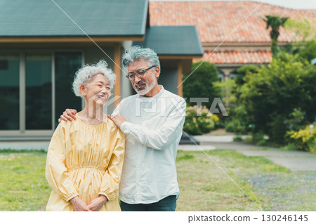 年長夫婦 130246145