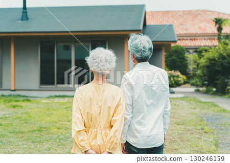 年長夫婦 130246159