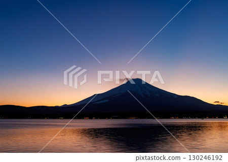 美麗的夜空中，富士山在湖面上翩翩起舞 130246192