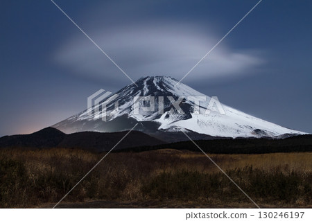 富士山和雲蓋的絕美夜景 130246197