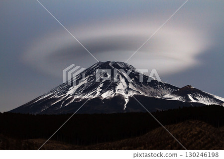 富士山和雲蓋的絕美夜景 130246198