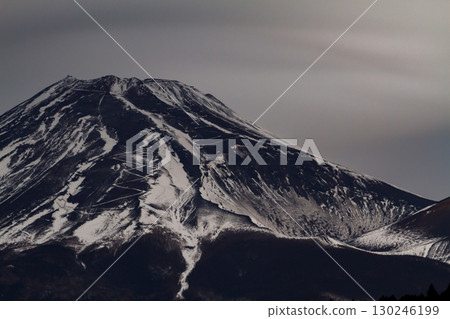 A fantastic night view of Mt. Fuji and flowing clouds 130246199