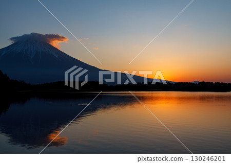 富士山和狸湖的美麗日出 130246201