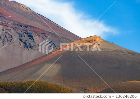 清晨，富士山和寶永山火山口的美景 130246206