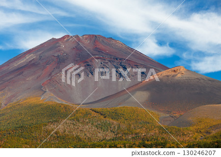 美麗的早晨,富士山、寶永山及其火山口 美麗的早晨,富士山、寶永山及其火山口 130246207