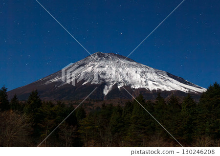 A fantastic night view of Mt. Fuji and the starry sky 130246208