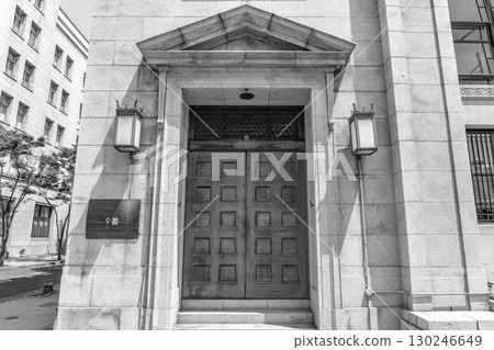 神戶外國人居留地渣打銀行大樓(舊渣打銀行神戶支行)入口:愛奧尼柱式的現代建築 神戶外國人居留地渣打銀行大樓(舊渣打銀行神戶支行)入口:愛奧尼柱式的現代建築 130246649