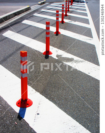 道路上有車道分隔線（橡膠桿）和白線的場景 130246944