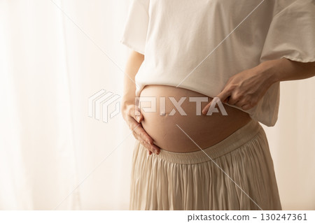 女性的胃懷孕8個月 女性的胃懷孕8個月 130247361