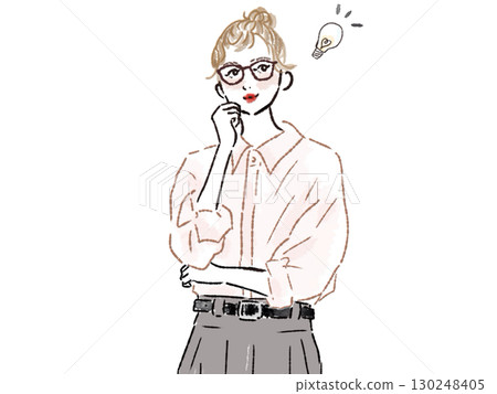 一位戴眼鏡的女士交叉雙臂，正在想出一個主意 130248405