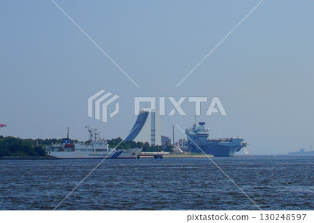 Aircraft carrier seen from the sea 130248597