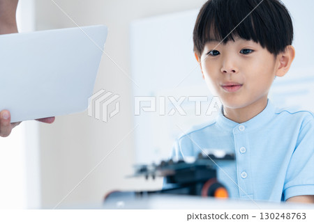 男孩玩機器人 130248763