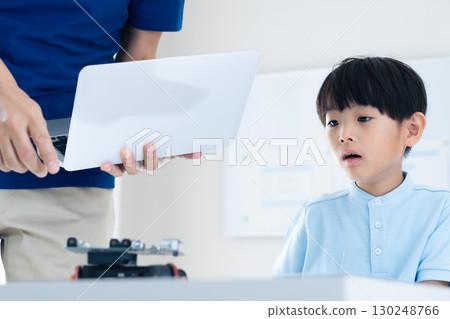 男孩玩機器人 130248766