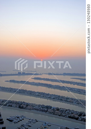 從棕櫚塔 54 層俯瞰藍天和日落 從棕櫚塔 54 層俯瞰藍天和日落 130248980