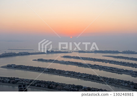 從棕櫚塔 54 層俯瞰藍天和日落 從棕櫚塔 54 層俯瞰藍天和日落 130248981