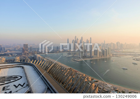 從棕櫚塔 54 層俯瞰藍天和日落 130249006