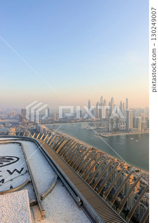 從棕櫚塔 54 層俯瞰藍天和日落 從棕櫚塔 54 層俯瞰藍天和日落 130249007