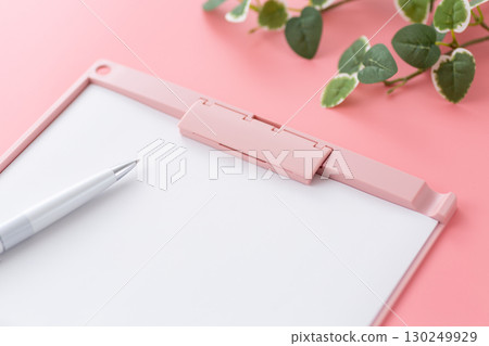 粉紅色活頁夾 130249929