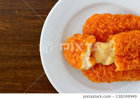 從上方看的桌子背景上的蟹肉奶油炸丸子 從上方看的桌子背景上的蟹肉奶油炸丸子 130249949